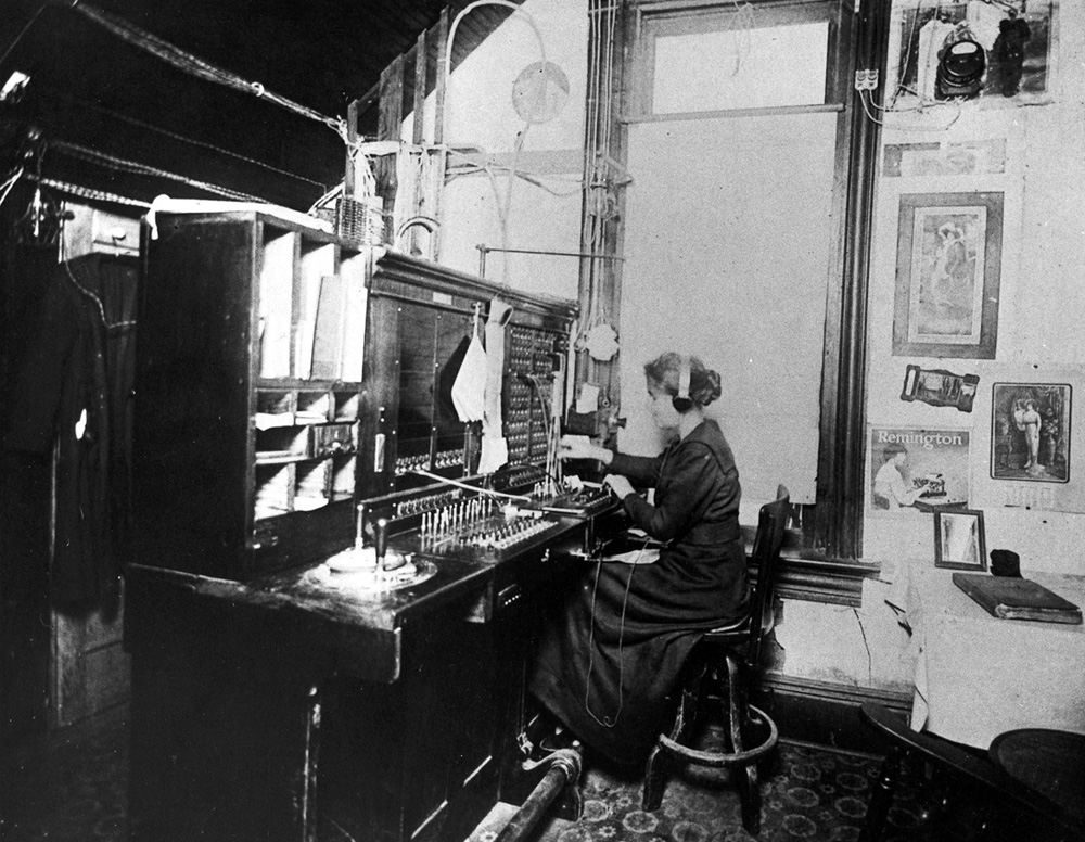 From https://en.wikipedia.org/wiki/Telephone_switchboard#/media/File:TexasRichardson_telephoneExchangeOperator.jpg
